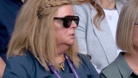 Sinner, mamma Siglinde e papà Hanspeter separati in tribuna a Wimbledon (e le loro espressioni sono virali sui social)