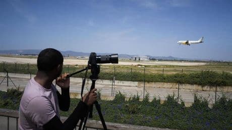 ¿Quién decide los 'slots' del aeropuerto de Barcelona-El Prat y cómo se priorizan los vuelos intercontinentales?