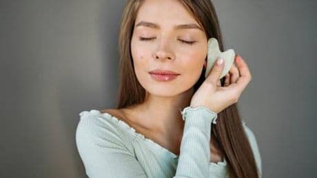 Come infoltire e prendersi cura delle sopracciglia a 50 anni