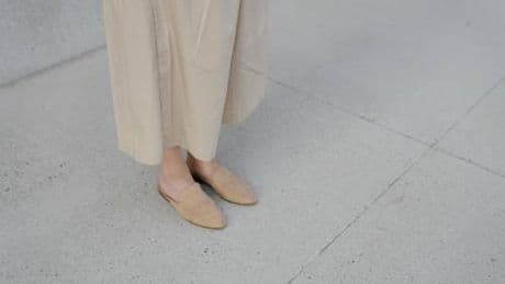 Sette errori di outfit se indossi le scarpe basse a 50 anni