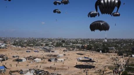 Aide humanitaire larguée à Gaza : une méthode « coûteuse » et « dangereuse », selon les associations