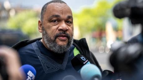 «Et de 3 arrêtés en 24 heures, mon nouveau record !»: Dieudonné n’est pas le bienvenu en Bretagne