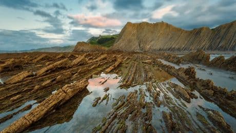 Una de las playas más impresionantes del País Vasco: salvaje, aislada y con formaciones rocosas únicas