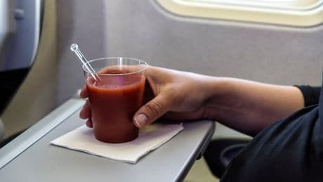 Ernährungsexperte verrät: Nur über den Wolken beliebt – Darum greifen viele im Flieger zu diesem Getränk