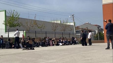 Kocaeli'de Med Marine Tuncer Şen Fen Lisesinde engellemelere rağmen eylem