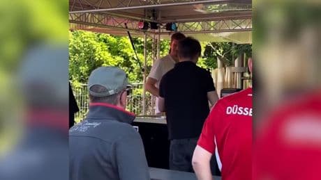Vor Zweitliga-Spektakel - Rekord-Kicker zapft Bier für Fans