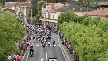Waar de koers passeert, sluiten de scholen: een week in het spoor van de Giro d’Italia