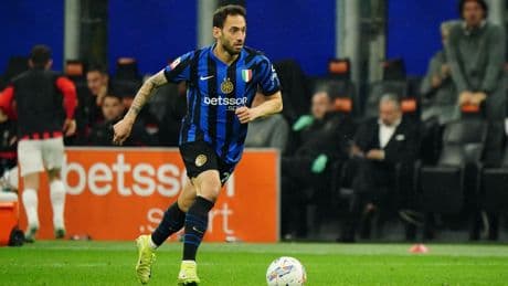 Las llamativas espinilleras de Calhanoglu para el Barca-Inter de Champions