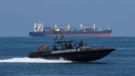 Venezuela asegura que un "destructor" de EEUU abordó de manera "ilegal" a una embarcación
