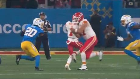 Schmerzhafter Moment in der NFL - Swift-Verlobter Kelce knockt eigenen Spieler aus