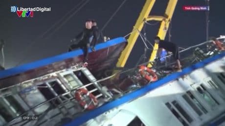 Al menos 38 muertos al naufragar un barco turístico en Vietnam