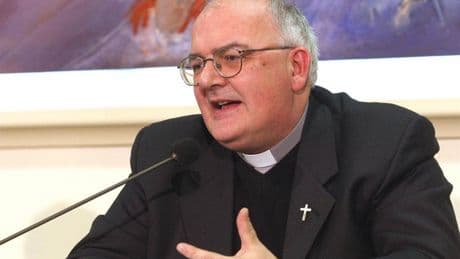 Scontro Cei-Meloni sui migranti. Ma i vescovi: "Regolare i flussi"