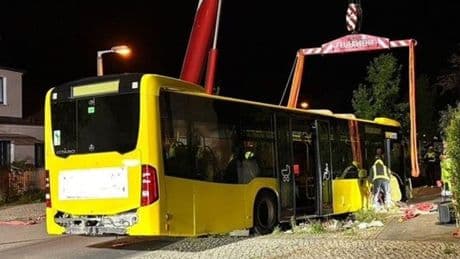 Unfall in Berlin-Karlshorst: Linienbus beschädigt zehn Fahrzeuge