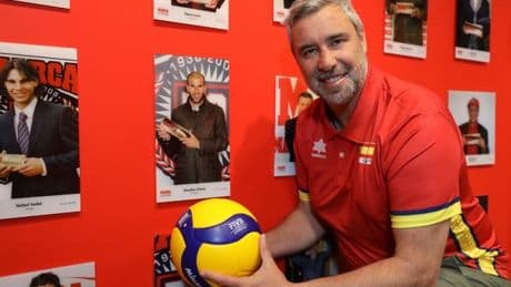Hubert Henno, el guía del voleibol español que apoyará a su Francia en la Nations League: &quot;Será un partido muy interesante&quot;
