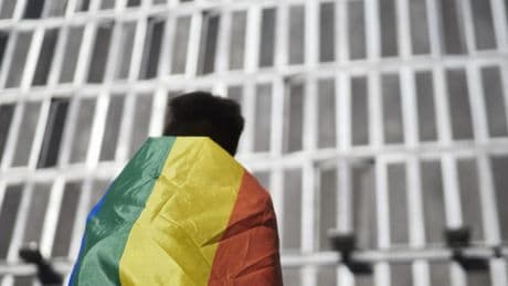 Medio año de cárcel y multa para el ultra que insultó a un joven por ser gay y quemó frente a él una bandera LGTB