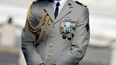 L’uniforme militaire va faire son retour dans les rues de Paris