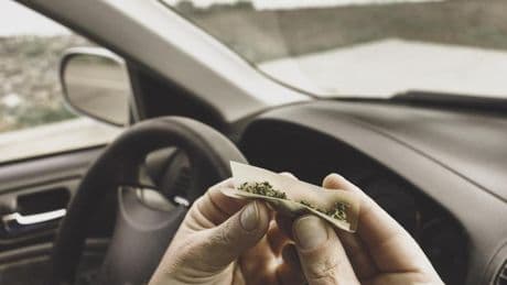 “Después de fumar dos porros y meterte cuatro rayas, te puedes ir a casa tranquilamente”: indignación de los sindicatos de policía ante la orden que permite consumir drogas en un coche parado