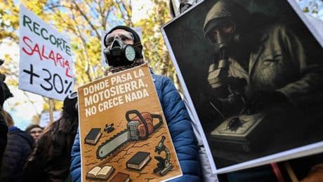 “Non au scienticide !” : des milliers de chercheurs dans la rue contre la politique de Javier Milei