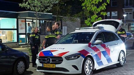 Kind (11) valt van dak school Rotterdam, raakt zwaargewond