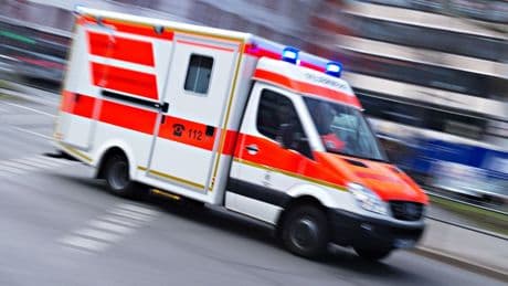 Schwerer Unfall: Unfall mit drei Autos - fünfköpfige Familie verletzt