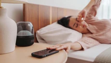 Schlummer-Falle: Wie die Snooze-Taste jeden Monat Schlaf raubt