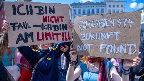 Schüler-Demo: 800 Menschen nehmen an Bildungsprotest in Schwerin teil