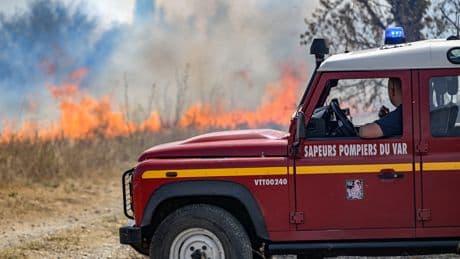 El incendio forestal en el sur de Francia es ya el peor que ha sufrido el país desde 1949