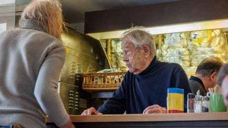Björn Engholm: Ex-Ministerpräsident verkauft Currywurst in Lübeck