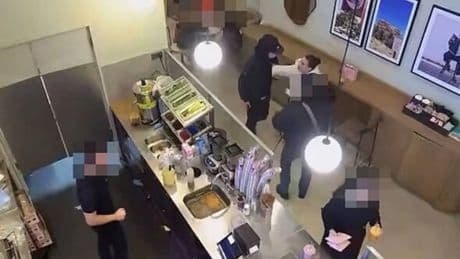 El impactante vídeo de Genevieve Chenneour, de &#039;Los Bridgerton&#039;, enfrentándose a un ladrón: &quot;Y es la parte más suave&quot;