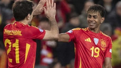 El vídeo viral de Lamine Yamal y Oyarzabal con la selección española: "Parecen alumno y profesor"