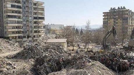 Depremde 96 kişinin öldüğü Ebrar Sitesi Güvenç Apartmanı'na ilişkin 16 belediye personeline dava