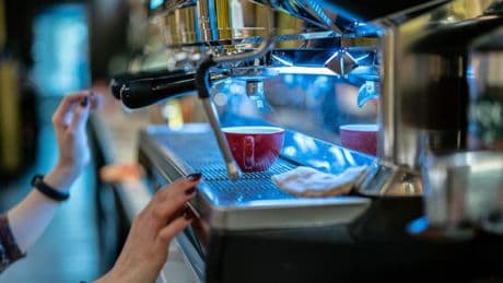 La moderada pérdida de empleo por la subida del salario mínimo en 2019 se concentró en las micropymes