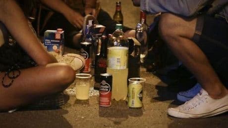 Los expertos alertan: dos de cada diez jóvenes que toman alcohol tienen enfermedades de transmisión sexual en España