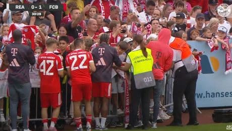 Bei Duell mit Fanclub - Bayern schreiben WÄHREND des Spiels Autogramme!
