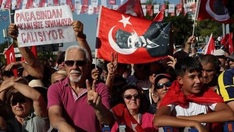 Türkei: Zehntausende gehen gegen Erdoğan auf die Straße