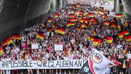 Seltene Bilder! - Fan-Marsch für unsere Fußball-Frauen