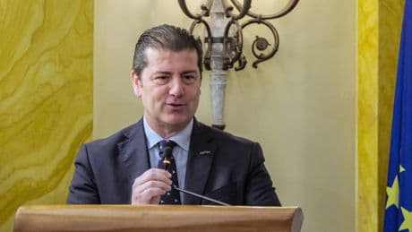 "Chi fa queste polemiche vive al di fuori della realtà, la gente perbene è con noi"