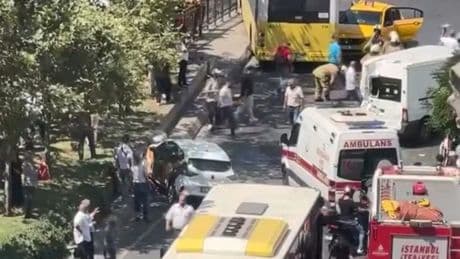 Beyoğlu'nda 9 araç birbirine girdi! Yaralılar var