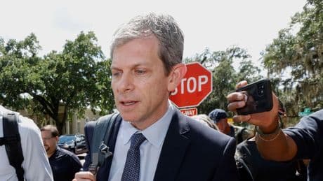 Caso Epstein, la complice rompe il silenzio. Spuntano un album di auguri e il nome di Bill Clinton