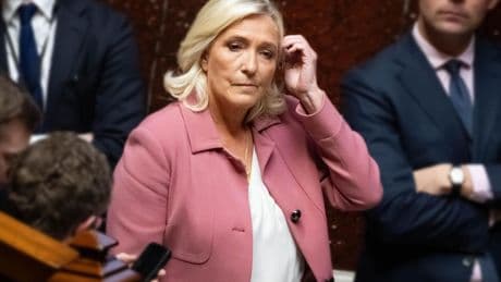 Le Pen, Mélenchon et les socialistes menacent Bayrou de censure