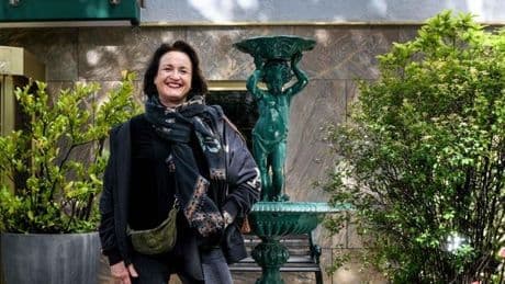 Andrea Wirsching: Wein für den Papst, Wohnung in Westend