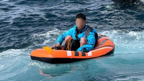 Rescatado un inmigrante que trataba de llegar a España en una barca hinchable de juguete