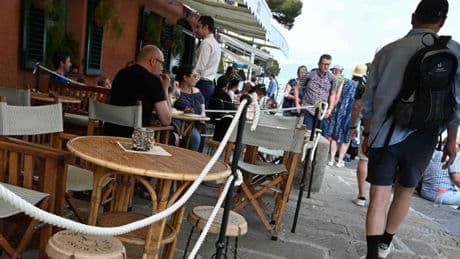 Portofino dehors in gabbia per lasciare spazio ai turisti