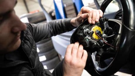 Airbags Takata : le gouvernement ordonne un rappel de tous les véhicules à risque et l’immobilisation de 800 000 nouvelles voitures