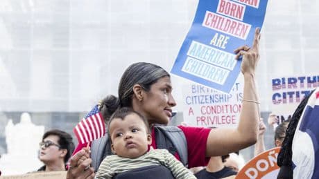 Trump dice que la ciudadanía por nacimiento se aprobó para &quot;los hijos de los esclavos&quot; y pide que se lo expliquen al Tribunal Supremo