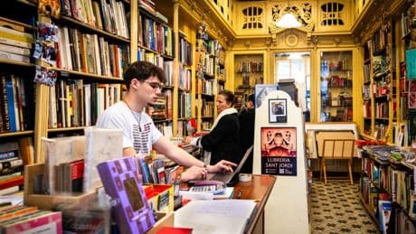 La librería Sant Jordi se reinventa para sobrevivir