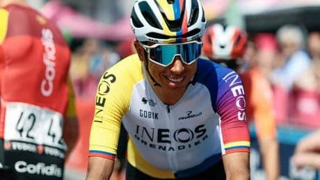 Juan Ayuso agradece a Egan Bernal su gesto antes de un ataque en el Monte Grappa