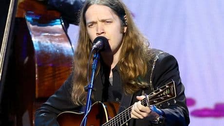 Grammy-winner Billy Strings announces during show that his ‘beautiful’ mother died just hours earlier
