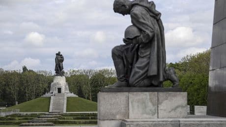 Der Sieger ist jetzt der Feind: Das sowjetische Ehrenmal und der 8. Mai 1945