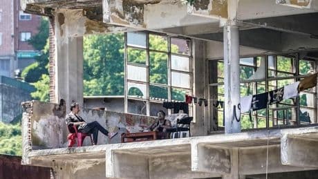 La crisis de la vivienda dispara la ocupación de pabellones y el chabolismo en Bizkaia